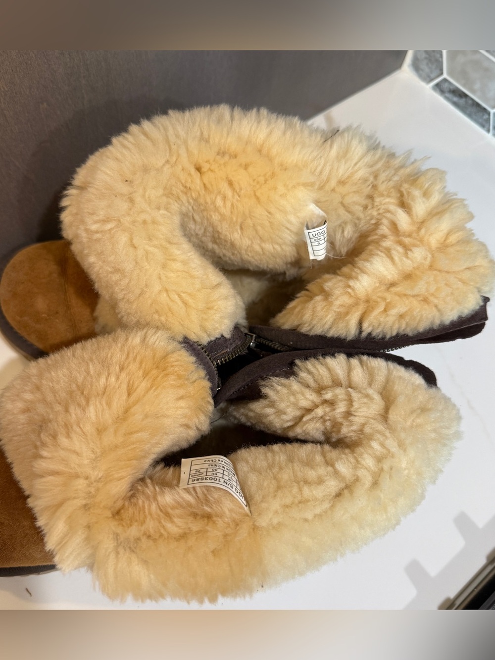 Ugg Blaise Classic Shearling Boots - size 9 - Picture 10 of 11